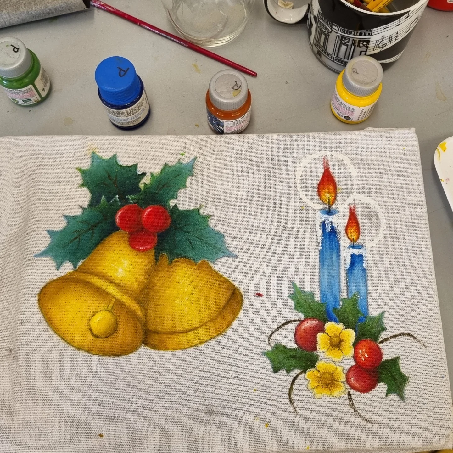Pintura natalina com sinos e velas em tecido