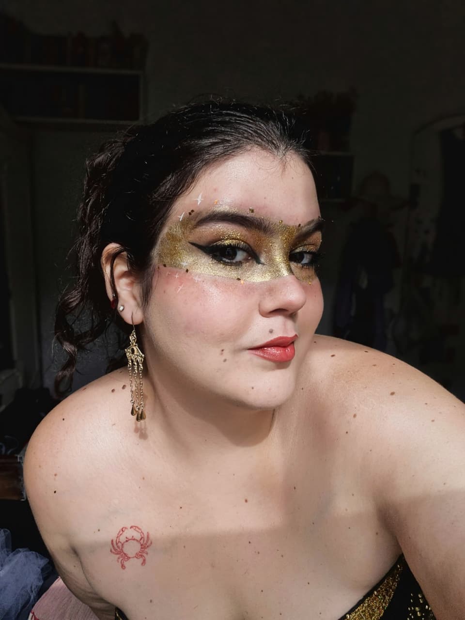 Maquiagem artística dourada com delineado preto