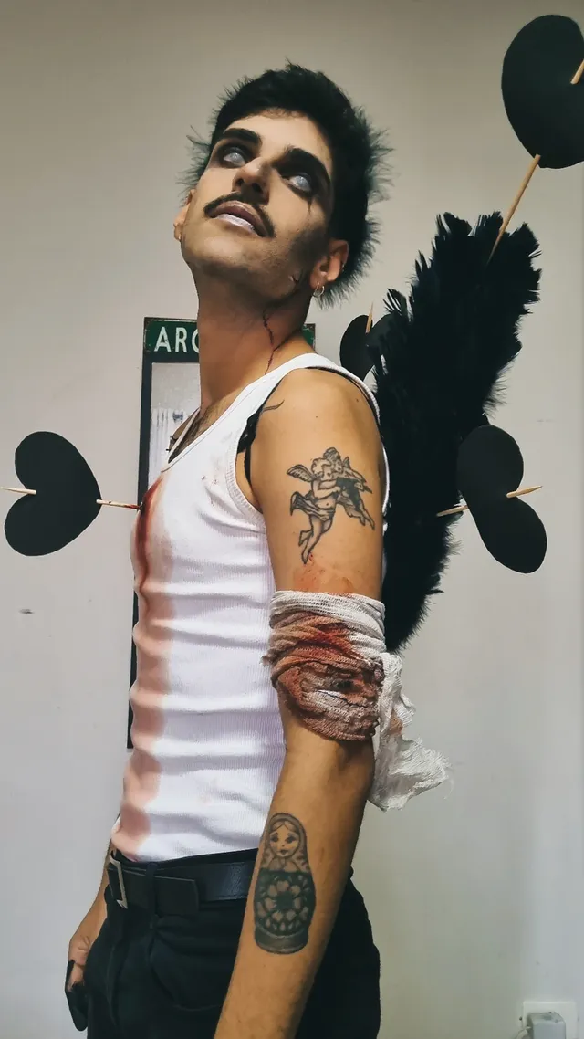 Figurino Toxic Cupid com leque preto