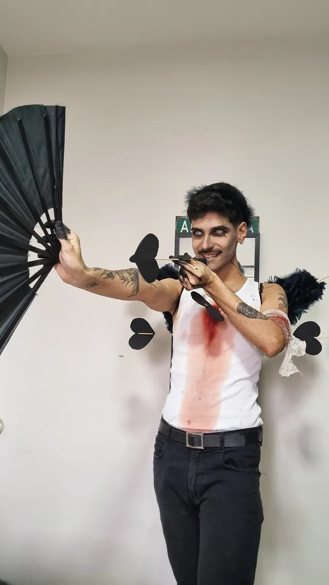 Retrato lateral do figurino Toxic Cupid