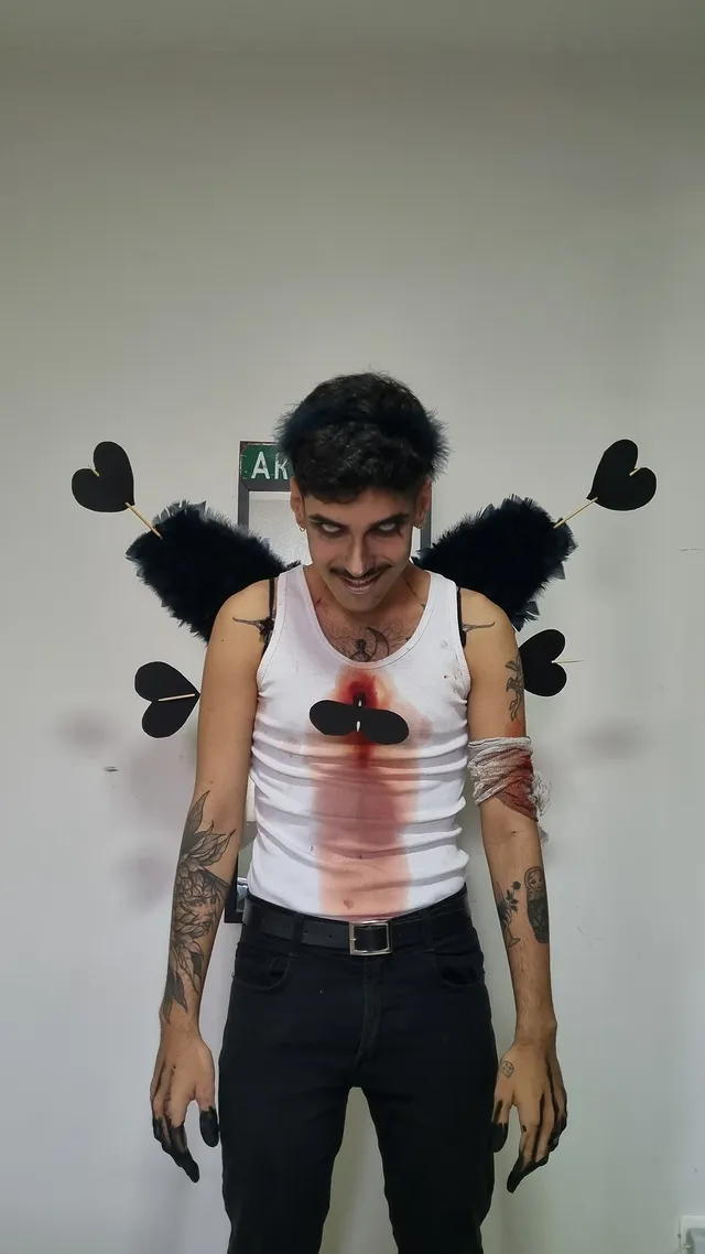 Figurino Toxic Cupid com asas e corações pretos